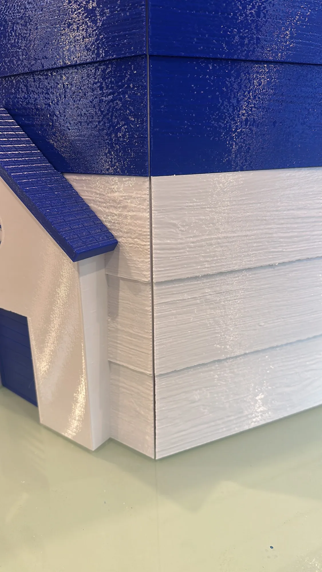 Detalle de la textura de tablones de madera impresa en 3D en el cuerpo del faro